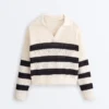 Langärmliges Polohemd aus 100 % Baumwolle mit gestreiftem, offenem Strickmuster Langärmliges Polohemd aus 100 % Baumwolle mit gestreiftem, offenem Strickmuster