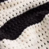 Langärmliges Polohemd aus 100 % Baumwolle mit gestreiftem, offenem Strickmuster Langärmliges Polohemd aus 100 % Baumwolle mit gestreiftem, offenem Strickmuster