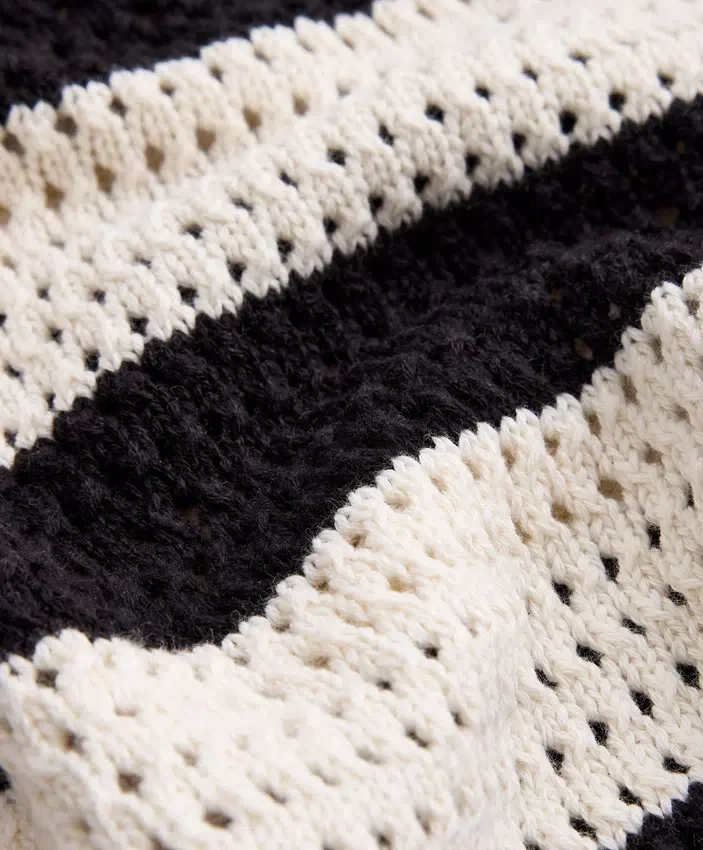 Langärmliges Polohemd aus 100 % Baumwolle mit gestreiftem, offenem Strickmuster Langärmliges Polohemd aus 100 % Baumwolle mit gestreiftem, offenem Strickmuster
