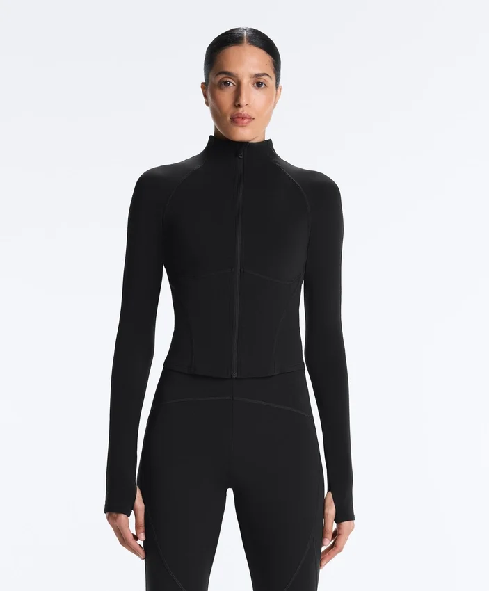 Leichte, warme Funktionsjacke mit Nähten Leichte, warme Funktionsjacke mit Nähten