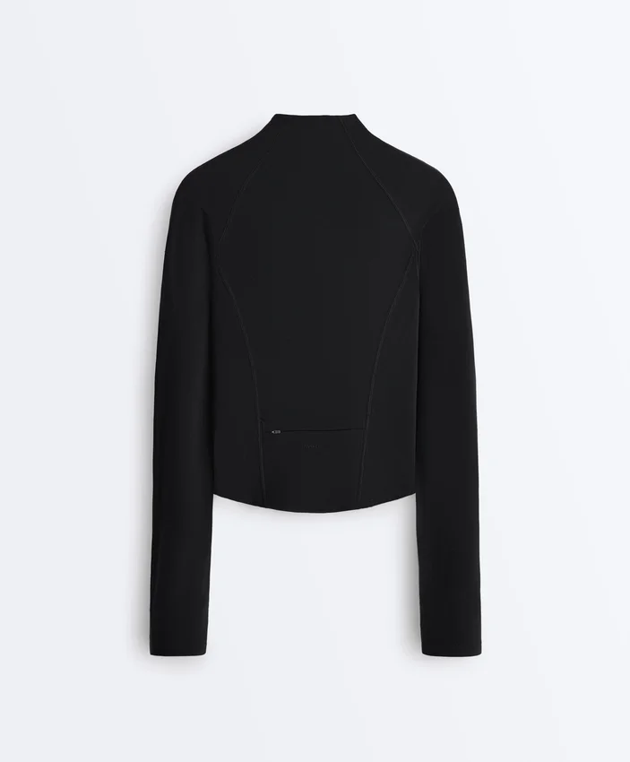 Leichte, warme Funktionsjacke mit Nähten Leichte, warme Funktionsjacke mit Nähten