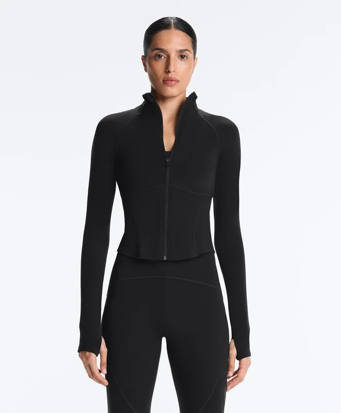 Leichte, warme Funktionsjacke mit Nähten Leichte, warme Funktionsjacke mit Nähten
