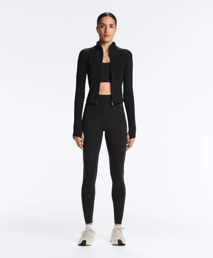 Leichte, warme Funktionsjacke mit Nähten Leichte, warme Funktionsjacke mit Nähten