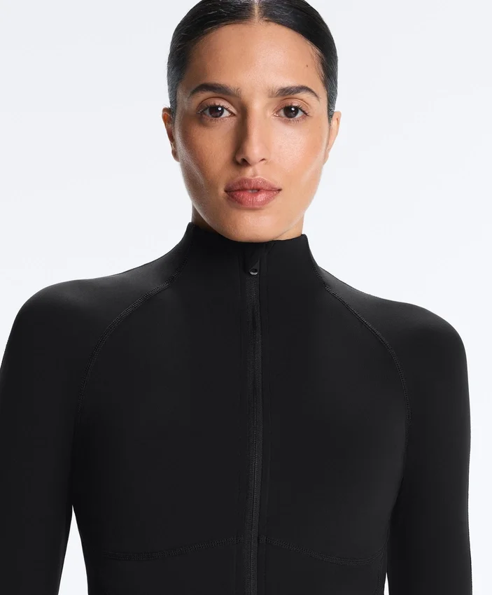 Leichte, warme Funktionsjacke mit Nähten Leichte, warme Funktionsjacke mit Nähten