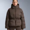 Leichte, wattierte Jacke mit einer wasserabweisenden Füllung aus 80 % Daunen und 20 % Minardi Piume Ski. Leichte, wattierte Jacke mit einer wasserabweisenden Füllung aus 80 % Daunen und 20 % Minardi Piume Ski.