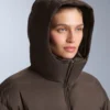 Leichte, wattierte Jacke mit einer wasserabweisenden Füllung aus 80 % Daunen und 20 % Minardi Piume Ski. Leichte, wattierte Jacke mit einer wasserabweisenden Füllung aus 80 % Daunen und 20 % Minardi Piume Ski.
