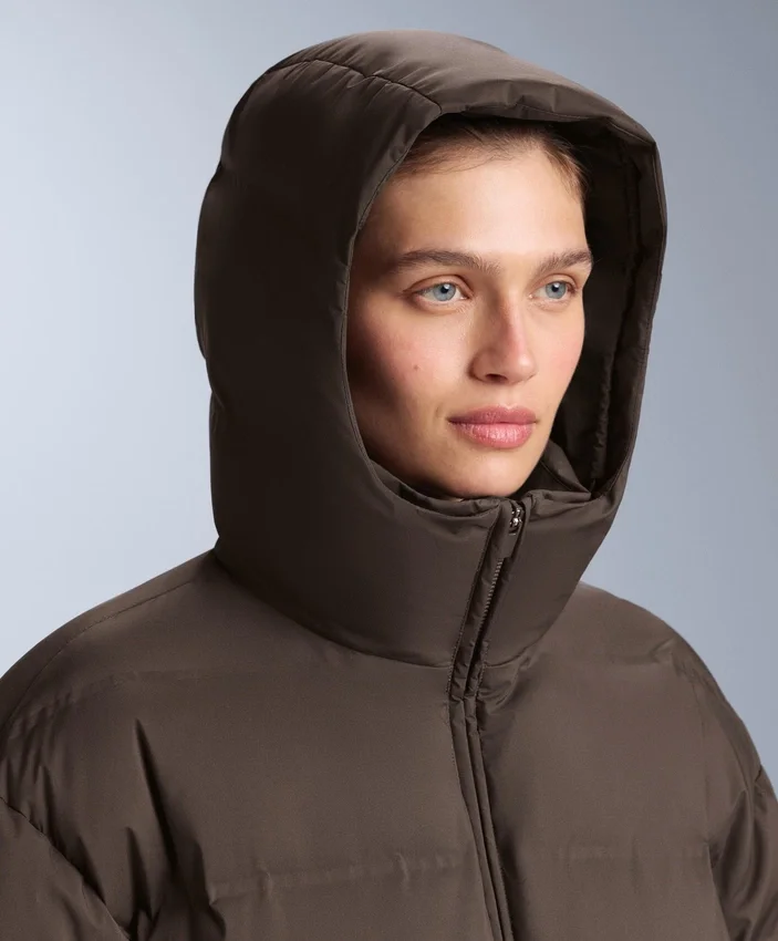 Leichte, wattierte Jacke mit einer wasserabweisenden Füllung aus 80 % Daunen und 20 % Minardi Piume Ski. Leichte, wattierte Jacke mit einer wasserabweisenden Füllung aus 80 % Daunen und 20 % Minardi Piume Ski.