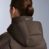 Leichte, wattierte Jacke mit einer wasserabweisenden Füllung aus 80 % Daunen und 20 % Minardi Piume Ski. Leichte, wattierte Jacke mit einer wasserabweisenden Füllung aus 80 % Daunen und 20 % Minardi Piume Ski.