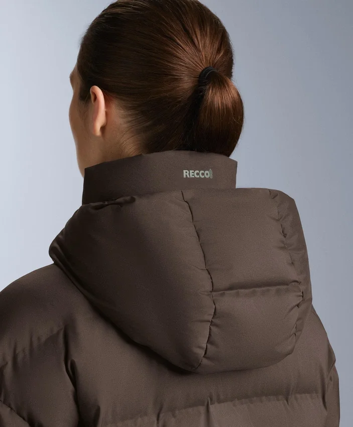 Leichte, wattierte Jacke mit einer wasserabweisenden Füllung aus 80 % Daunen und 20 % Minardi Piume Ski. Leichte, wattierte Jacke mit einer wasserabweisenden Füllung aus 80 % Daunen und 20 % Minardi Piume Ski.