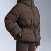 Leichte, wattierte Jacke mit einer wasserabweisenden Füllung aus 80 % Daunen und 20 % Minardi Piume Ski. Leichte, wattierte Jacke mit einer wasserabweisenden Füllung aus 80 % Daunen und 20 % Minardi Piume Ski.