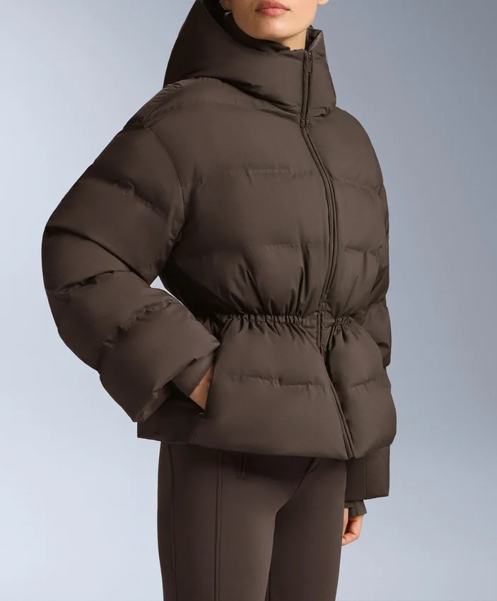 Leichte, wattierte Jacke mit einer wasserabweisenden Füllung aus 80 % Daunen und 20 % Minardi Piume Ski. Leichte, wattierte Jacke mit einer wasserabweisenden Füllung aus 80 % Daunen und 20 % Minardi Piume Ski.
