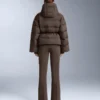 Leichte, wattierte Jacke mit einer wasserabweisenden Füllung aus 80 % Daunen und 20 % Minardi Piume Ski. Leichte, wattierte Jacke mit einer wasserabweisenden Füllung aus 80 % Daunen und 20 % Minardi Piume Ski.