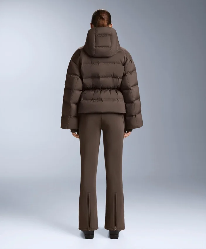 Leichte, wattierte Jacke mit einer wasserabweisenden Füllung aus 80 % Daunen und 20 % Minardi Piume Ski. Leichte, wattierte Jacke mit einer wasserabweisenden Füllung aus 80 % Daunen und 20 % Minardi Piume Ski.