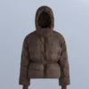 Leichte, wattierte Jacke mit einer wasserabweisenden Füllung aus 80 % Daunen und 20 % Minardi Piume Ski. Leichte, wattierte Jacke mit einer wasserabweisenden Füllung aus 80 % Daunen und 20 % Minardi Piume Ski.