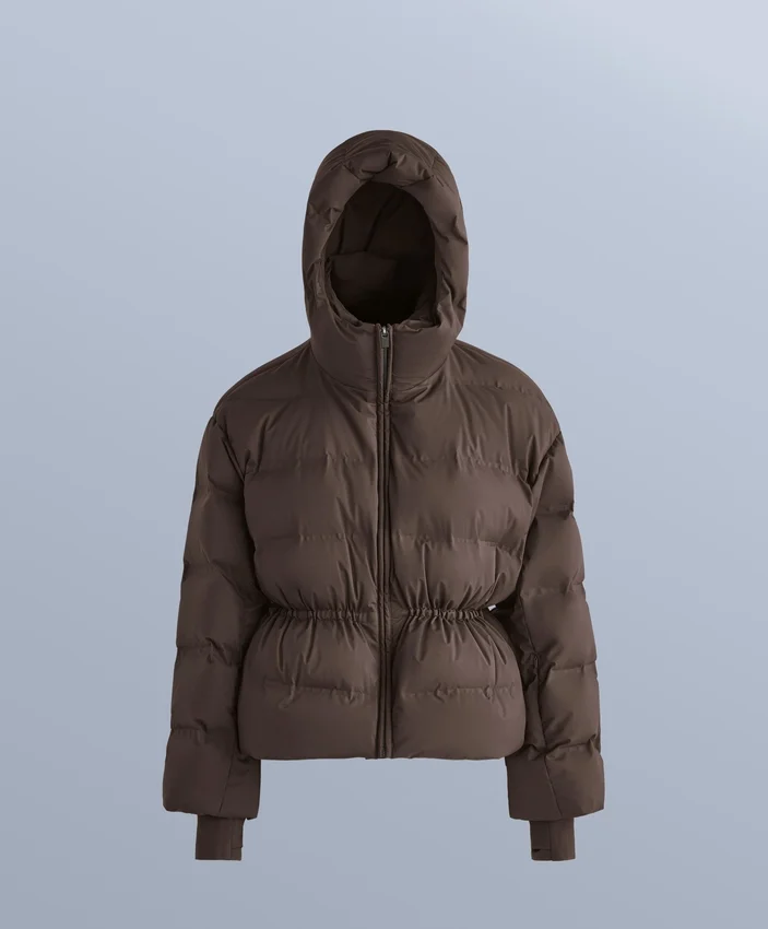 Leichte, wattierte Jacke mit einer wasserabweisenden Füllung aus 80 % Daunen und 20 % Minardi Piume Ski. Leichte, wattierte Jacke mit einer wasserabweisenden Füllung aus 80 % Daunen und 20 % Minardi Piume Ski.
