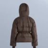 Leichte, wattierte Jacke mit einer wasserabweisenden Füllung aus 80 % Daunen und 20 % Minardi Piume Ski. Leichte, wattierte Jacke mit einer wasserabweisenden Füllung aus 80 % Daunen und 20 % Minardi Piume Ski.