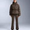 Leichte, wattierte Jacke mit einer wasserabweisenden Füllung aus 80 % Daunen und 20 % Minardi Piume Ski. Leichte, wattierte Jacke mit einer wasserabweisenden Füllung aus 80 % Daunen und 20 % Minardi Piume Ski.