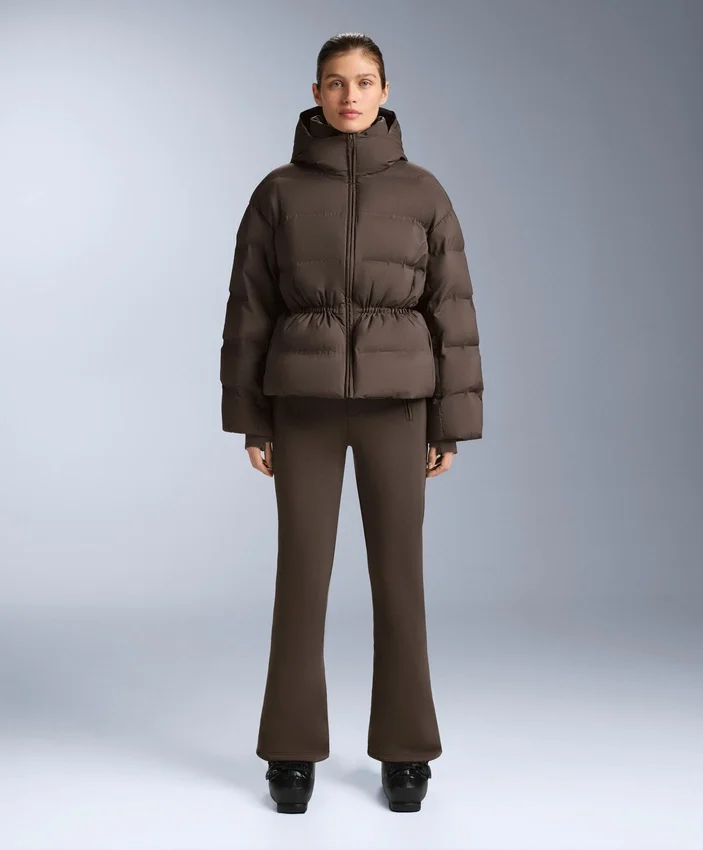 Leichte, wattierte Jacke mit einer wasserabweisenden Füllung aus 80 % Daunen und 20 % Minardi Piume Ski. Leichte, wattierte Jacke mit einer wasserabweisenden Füllung aus 80 % Daunen und 20 % Minardi Piume Ski.