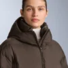 Leichte, wattierte Jacke mit einer wasserabweisenden Füllung aus 80 % Daunen und 20 % Minardi Piume Ski. Leichte, wattierte Jacke mit einer wasserabweisenden Füllung aus 80 % Daunen und 20 % Minardi Piume Ski.