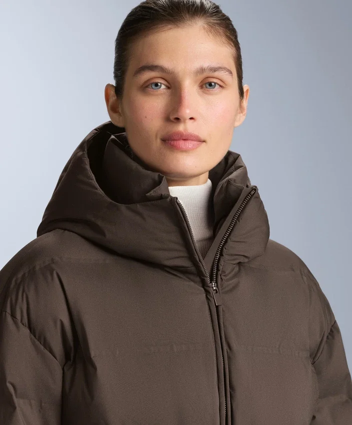 Leichte, wattierte Jacke mit einer wasserabweisenden Füllung aus 80 % Daunen und 20 % Minardi Piume Ski. Leichte, wattierte Jacke mit einer wasserabweisenden Füllung aus 80 % Daunen und 20 % Minardi Piume Ski.