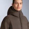 Leichte, wattierte Jacke mit einer wasserabweisenden Füllung aus 80 % Daunen und 20 % Minardi Piume Ski. Leichte, wattierte Jacke mit einer wasserabweisenden Füllung aus 80 % Daunen und 20 % Minardi Piume Ski.