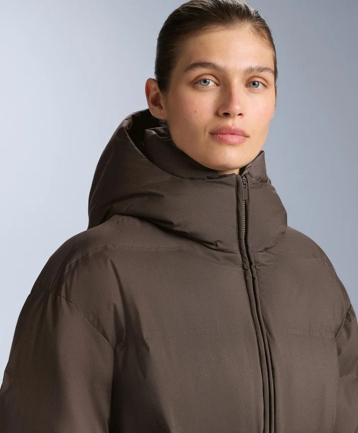 Leichte, wattierte Jacke mit einer wasserabweisenden Füllung aus 80 % Daunen und 20 % Minardi Piume Ski. Leichte, wattierte Jacke mit einer wasserabweisenden Füllung aus 80 % Daunen und 20 % Minardi Piume Ski.