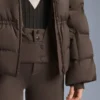 Leichte, wattierte Jacke mit einer wasserabweisenden Füllung aus 80 % Daunen und 20 % Minardi Piume Ski. Leichte, wattierte Jacke mit einer wasserabweisenden Füllung aus 80 % Daunen und 20 % Minardi Piume Ski.