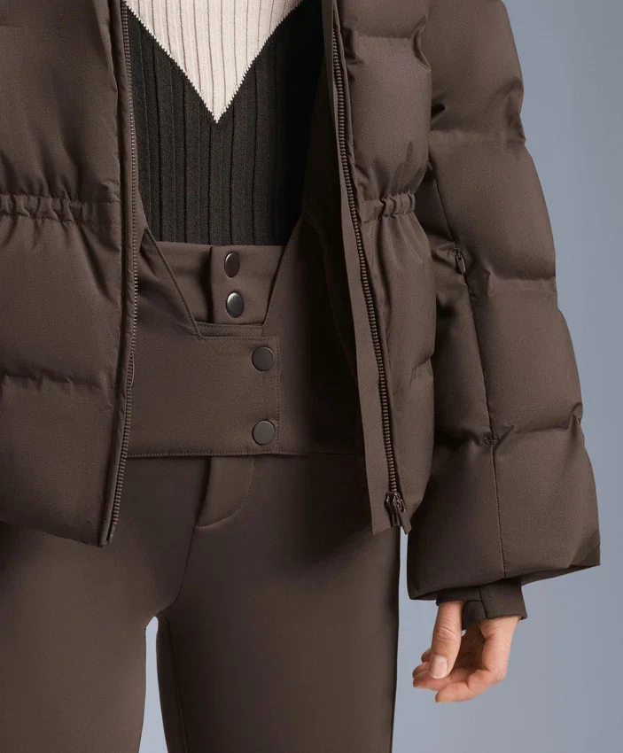 Leichte, wattierte Jacke mit einer wasserabweisenden Füllung aus 80 % Daunen und 20 % Minardi Piume Ski. Leichte, wattierte Jacke mit einer wasserabweisenden Füllung aus 80 % Daunen und 20 % Minardi Piume Ski.