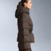 Leichte, wattierte Jacke mit einer wasserabweisenden Füllung aus 80 % Daunen und 20 % Minardi Piume Ski. Leichte, wattierte Jacke mit einer wasserabweisenden Füllung aus 80 % Daunen und 20 % Minardi Piume Ski.