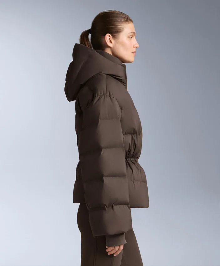 Leichte, wattierte Jacke mit einer wasserabweisenden Füllung aus 80 % Daunen und 20 % Minardi Piume Ski. Leichte, wattierte Jacke mit einer wasserabweisenden Füllung aus 80 % Daunen und 20 % Minardi Piume Ski.