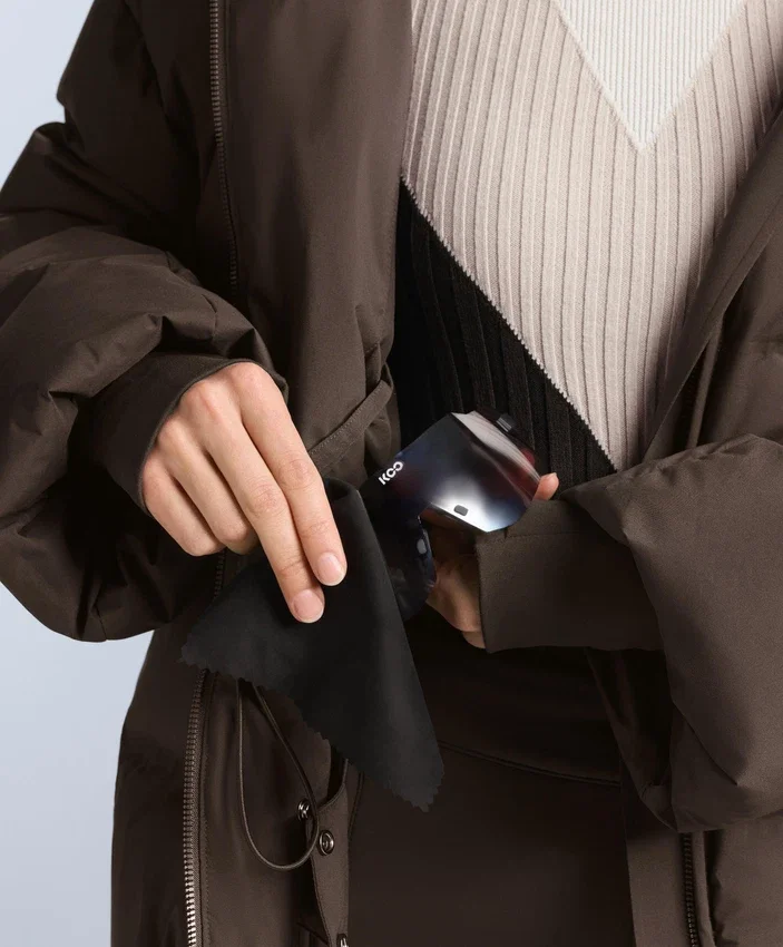 Leichte, wattierte Jacke mit einer wasserabweisenden Füllung aus 80 % Daunen und 20 % Minardi Piume Ski. Leichte, wattierte Jacke mit einer wasserabweisenden Füllung aus 80 % Daunen und 20 % Minardi Piume Ski.