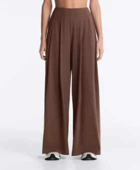 Leichte, weit geschnittene Hose mit Abnähern