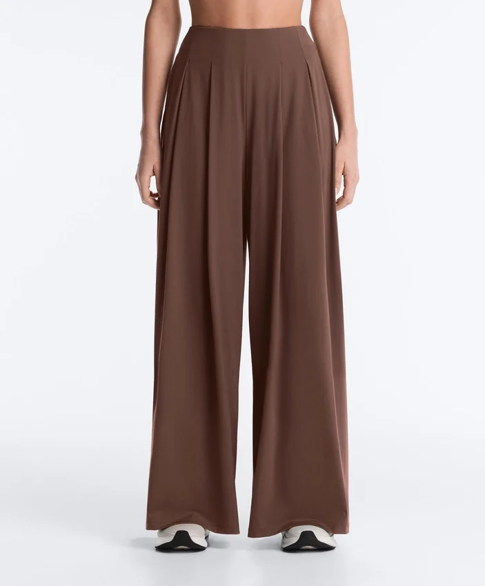 Leichte, weit geschnittene Hose mit Abnähern Leichte, weit geschnittene Hose mit Abnähern