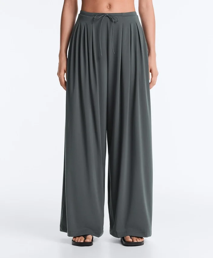 Leichte, weit geschnittene Hose mit Abnähern Leichte, weit geschnittene Hose mit Abnähern