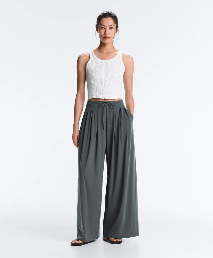 Leichte, weit geschnittene Hose mit Abnähern Leichte, weit geschnittene Hose mit Abnähern