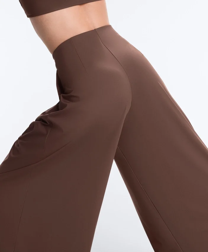 Leichte, weit geschnittene Hose mit Abnähern Leichte, weit geschnittene Hose mit Abnähern