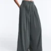 Leichte, weit geschnittene Hose mit Abnähern Leichte, weit geschnittene Hose mit Abnähern