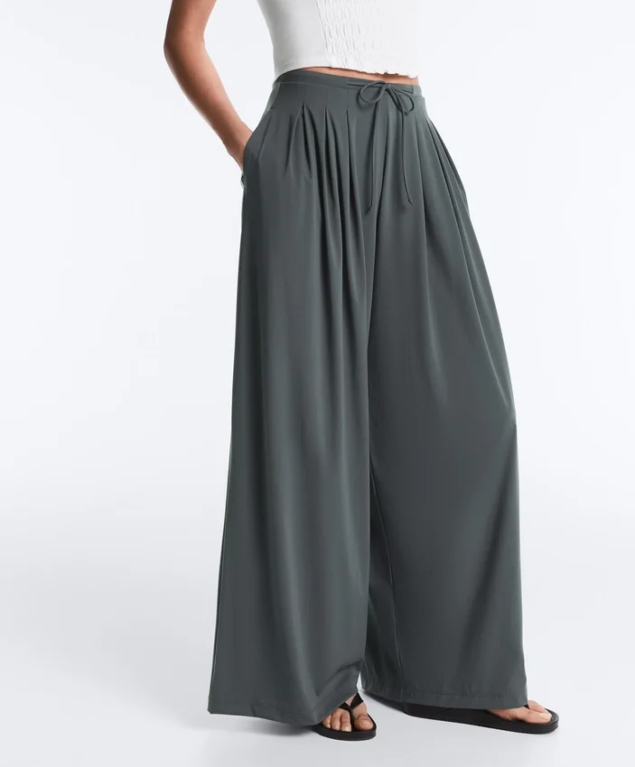 Leichte, weit geschnittene Hose mit Abnähern Leichte, weit geschnittene Hose mit Abnähern