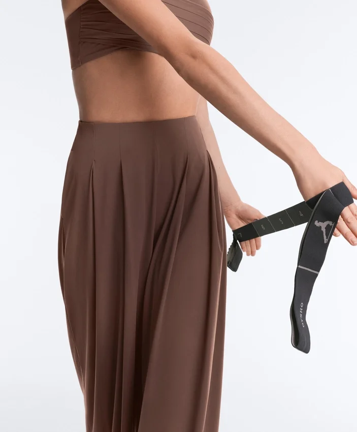 Leichte, weit geschnittene Hose mit Abnähern Leichte, weit geschnittene Hose mit Abnähern