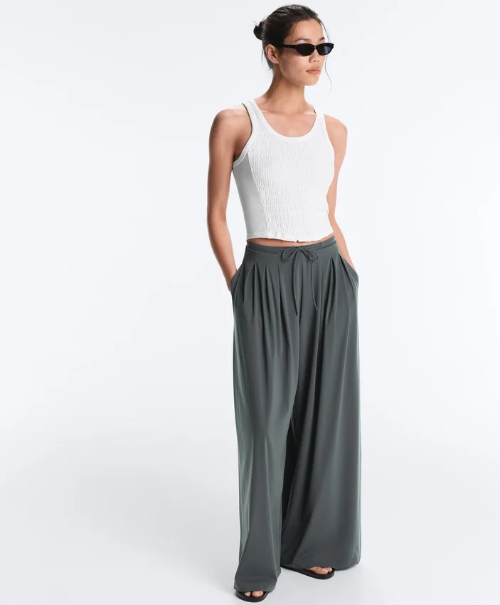 Leichte, weit geschnittene Hose mit Abnähern Leichte, weit geschnittene Hose mit Abnähern