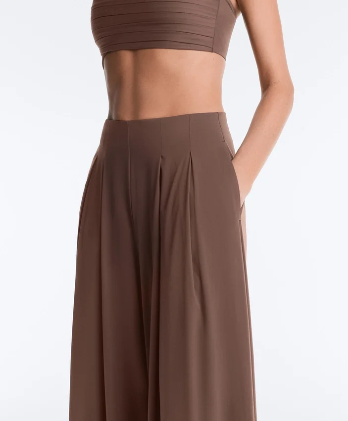 Leichte, weit geschnittene Hose mit Abnähern Leichte, weit geschnittene Hose mit Abnähern