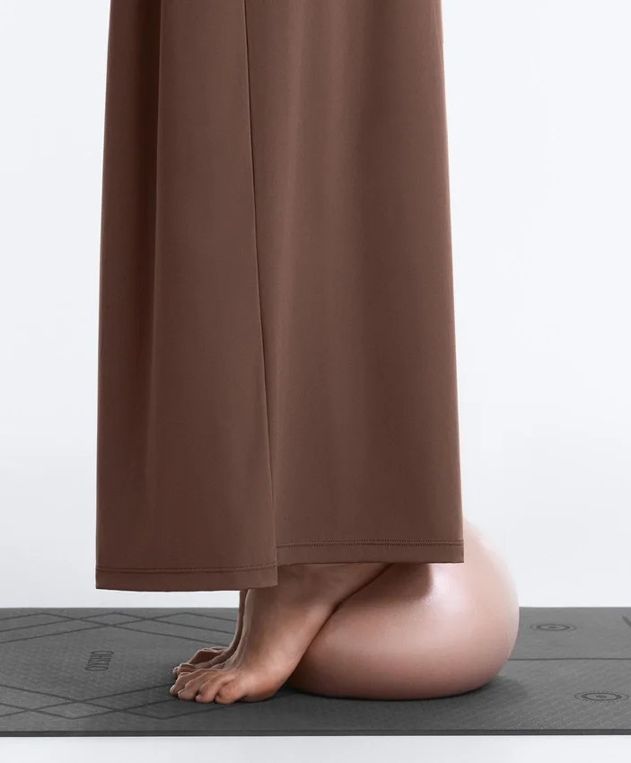 Leichte, weit geschnittene Hose mit Abnähern Leichte, weit geschnittene Hose mit Abnähern