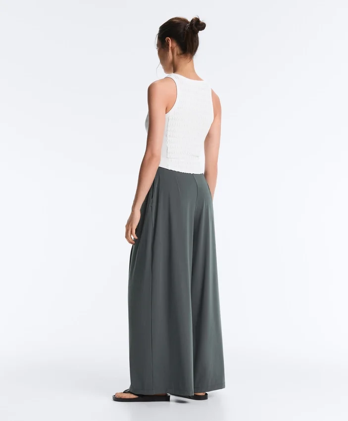 Leichte, weit geschnittene Hose mit Abnähern Leichte, weit geschnittene Hose mit Abnähern
