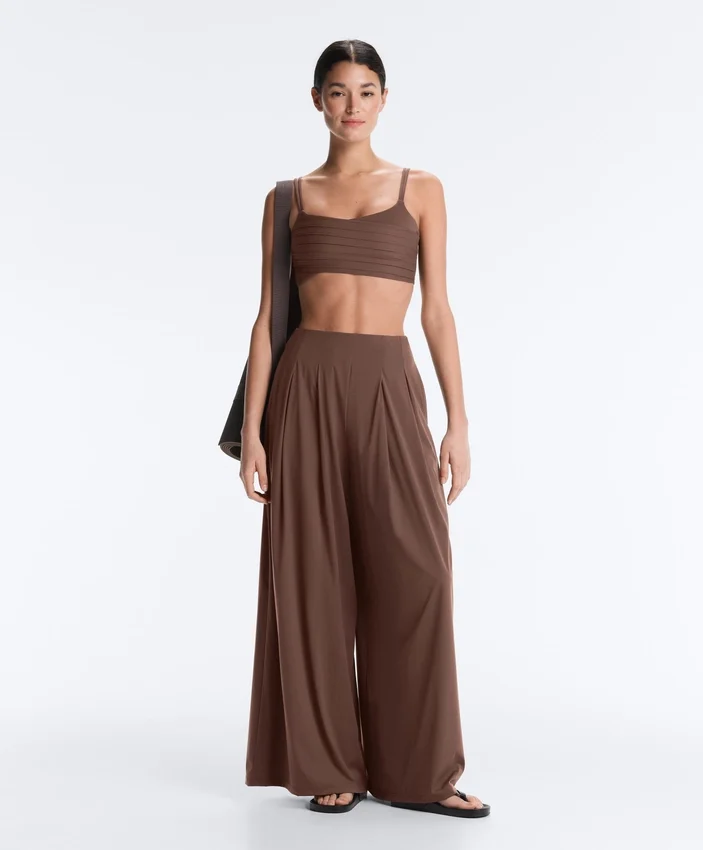 Leichte, weit geschnittene Hose mit Abnähern Leichte, weit geschnittene Hose mit Abnähern