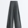 Leichte, weit geschnittene Hose mit Abnähern Leichte, weit geschnittene Hose mit Abnähern