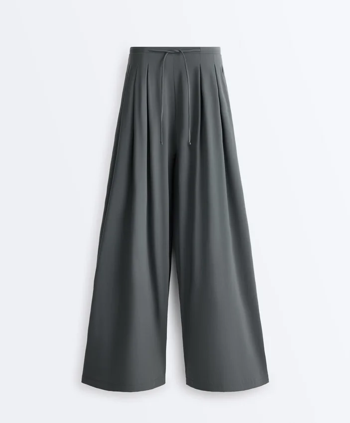 Leichte, weit geschnittene Hose mit Abnähern Leichte, weit geschnittene Hose mit Abnähern