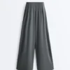 Leichte, weit geschnittene Hose mit Abnähern Leichte, weit geschnittene Hose mit Abnähern