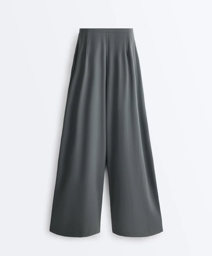 Leichte, weit geschnittene Hose mit Abnähern Leichte, weit geschnittene Hose mit Abnähern