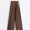 Leichte, weit geschnittene Hose mit Abnähern Leichte, weit geschnittene Hose mit Abnähern