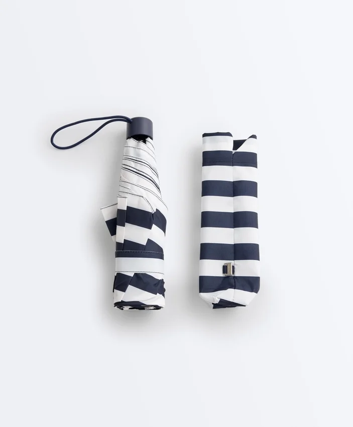 Leichter gestreifter Regenschirm Leichter gestreifter Regenschirm